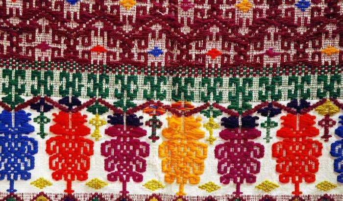 Tessitura: Nelle case antiche non poteva mancare il telaio, dalle bisacce ai tappeti tutto veniva tessuto in casa realizzando tessuti decorati con le inconfondibili decorazioni 